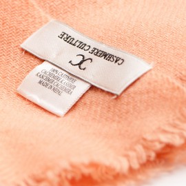 Peach coloured cashmere scarf in twill weave