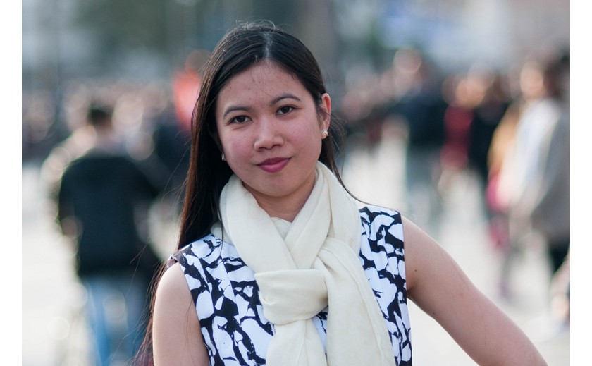 How do you tie a scarf?